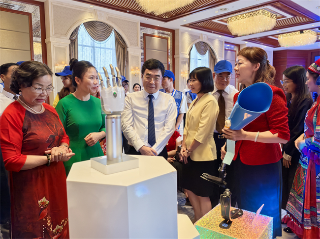 图为残疾人辅助器具展示活动现场